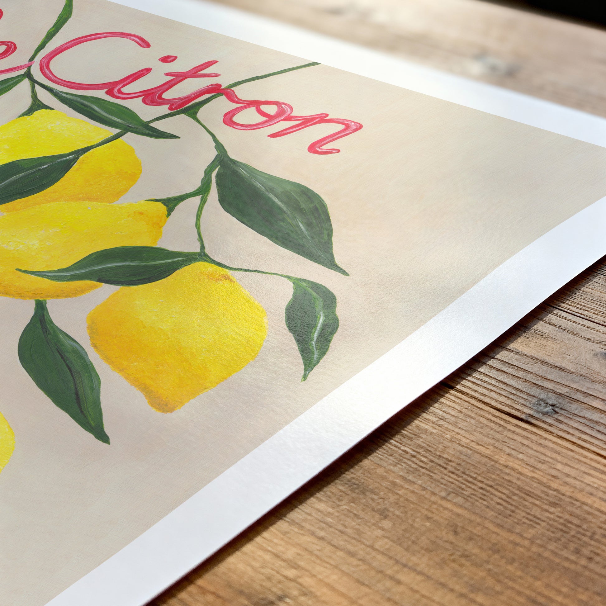 Illustration of lemons with green leaves and 'Citron' text on a wooden surface